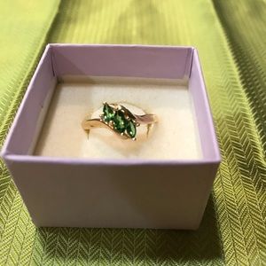 Beautiful Peridot 3 stone yellow gold ring sz 7.5